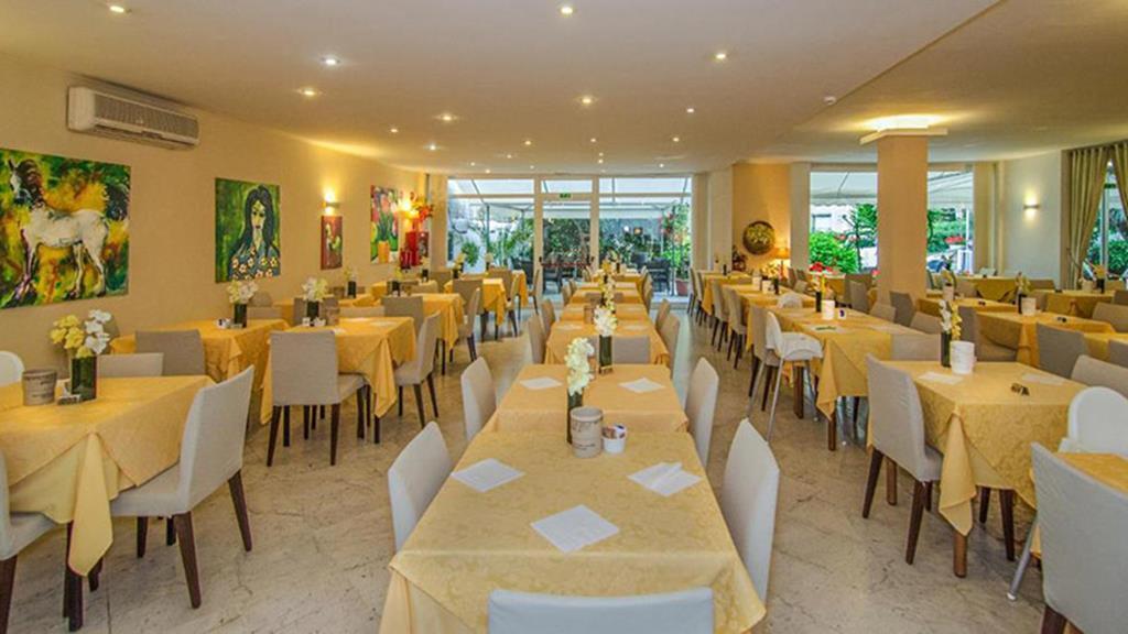 Hotel Scandinavia Marina di Massa Bagian luar foto