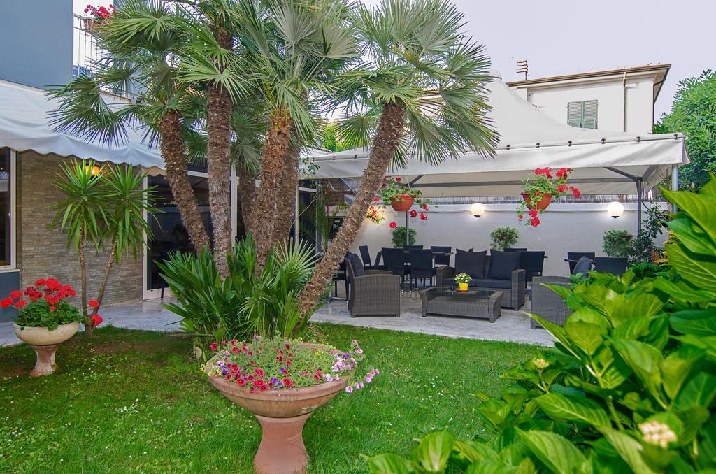 Hotel Scandinavia Marina di Massa Bagian luar foto