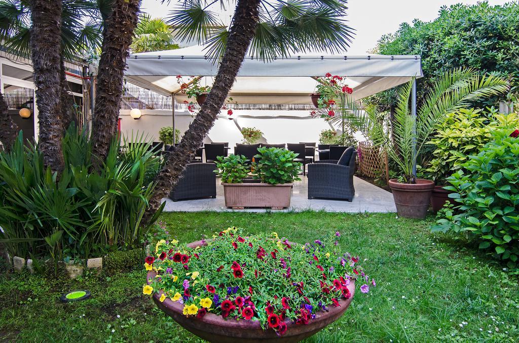 Hotel Scandinavia Marina di Massa Bagian luar foto